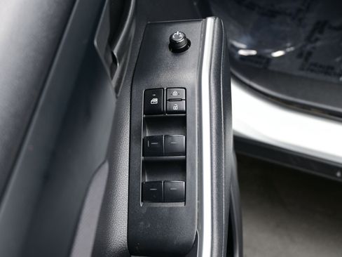 Used 2024 Toyota Highlander LE AWD/4WD image 10