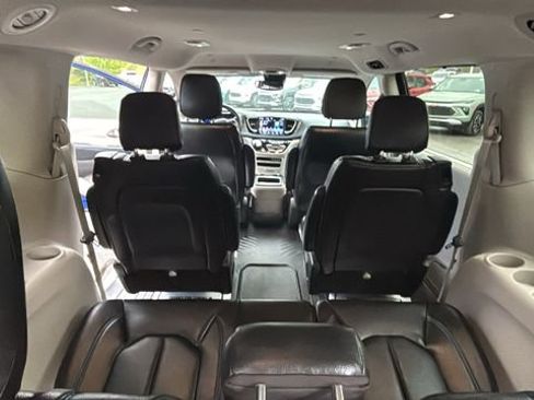 Used 2021 Chrysler Pacifica Touring-L FWD image 18