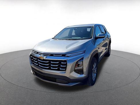 Used 2025 Chevrolet Equinox LT image 3
