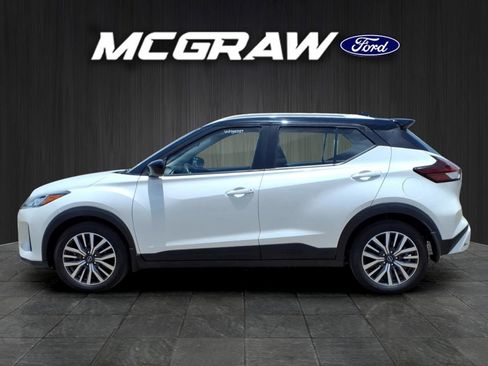 Used 2022 Nissan Kicks SV FWD image 3