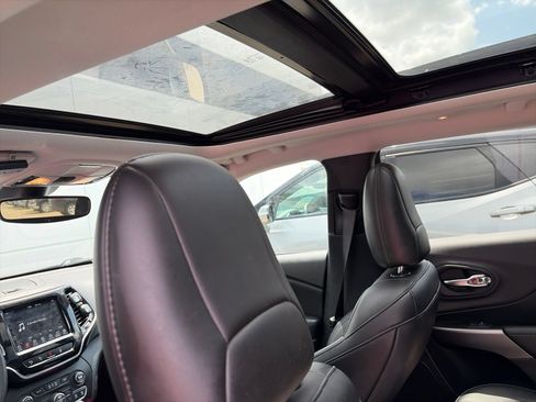 Used 2022 Jeep Cherokee Limited AWD/4WD image 3