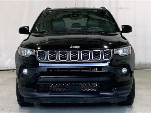 Used 2025 Jeep Compass Latitude AWD/4WD image 2