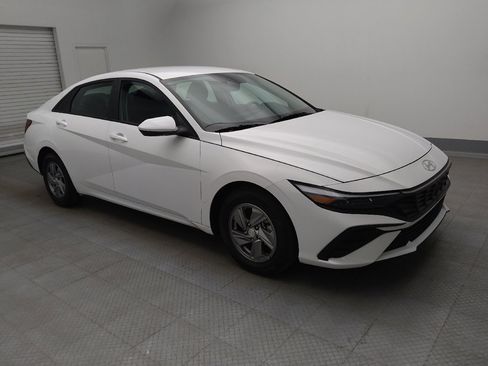 Used 2025 Hyundai Elantra SE image 11