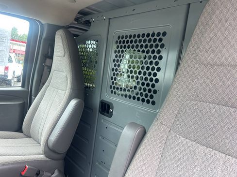 Used 2017 Chevrolet Express 2500 RWD image 15