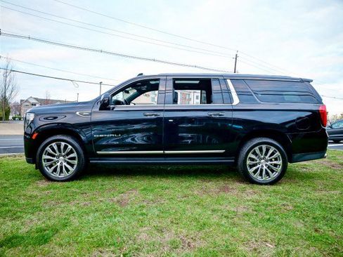 Used 2021 GMC Yukon XL Denali w/ Denali Premium Package image 8