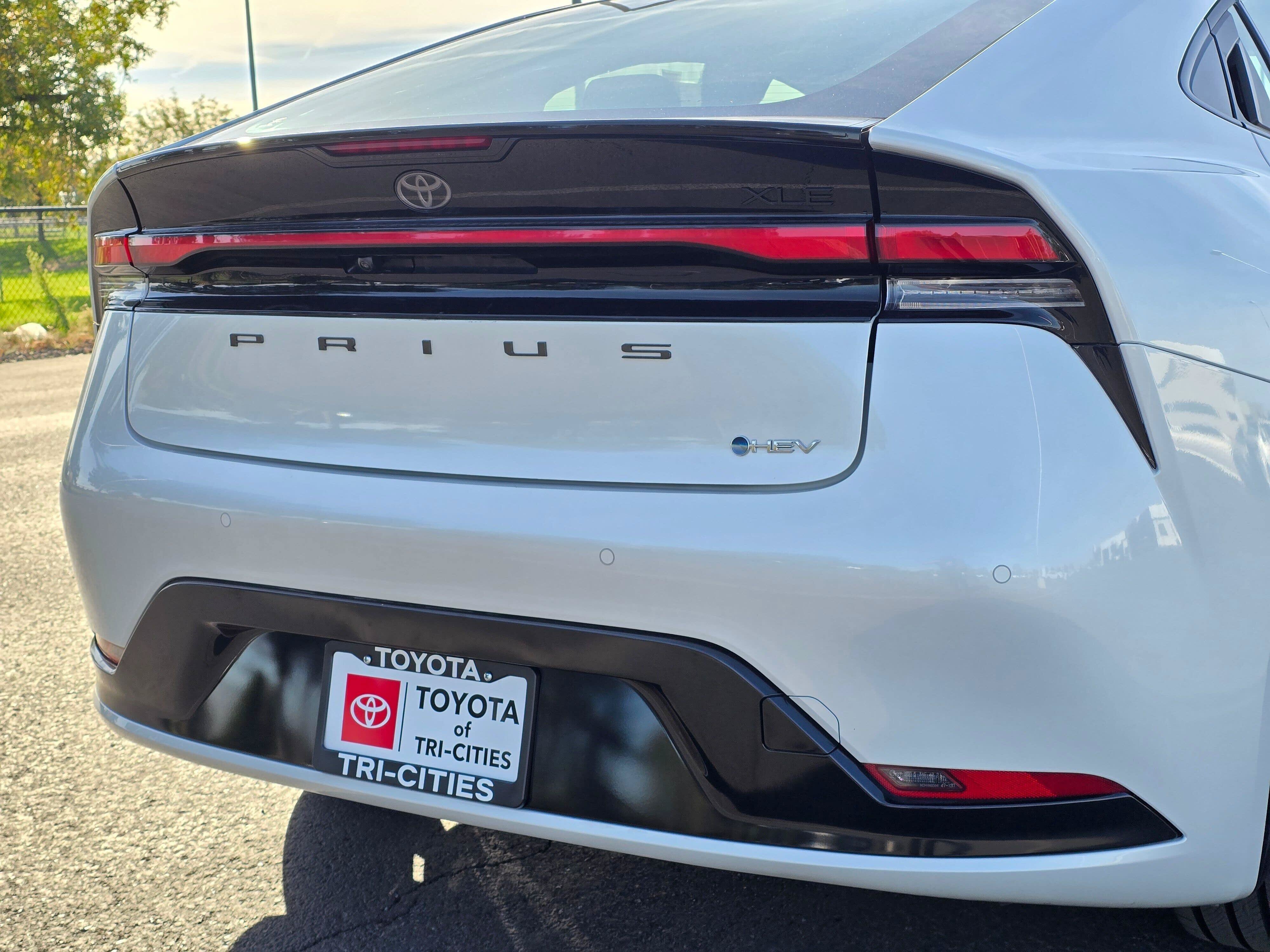 Certified 2025 Toyota Prius XLE FWD image 13