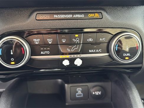 Used 2022 Ford Escape SE w/ SE Sport Appearance Package image 17