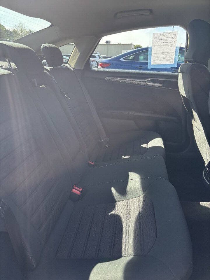 Used 2019 Ford Fusion SE FWD image 8
