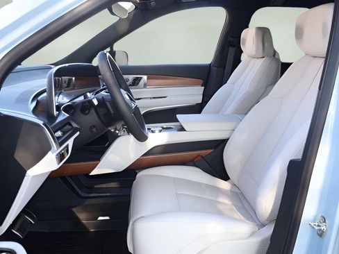 New 2026 Cadillac Vistiq Sport w/ LPO, Floor Liner Package image 13