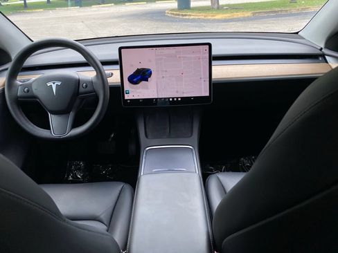 Used 2024 Tesla Model Y Long Range AWD/4WD image 23