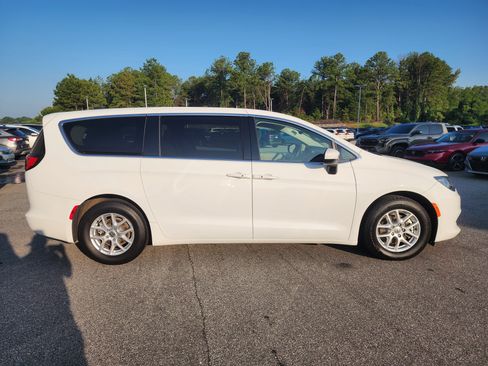 Used 2023 Chrysler Voyager LX FWD image 3