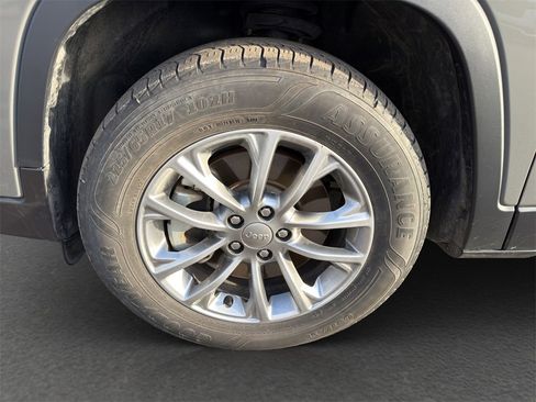 Used 2022 Jeep Cherokee Latitude Lux w/ Mopar Interior Package image 4