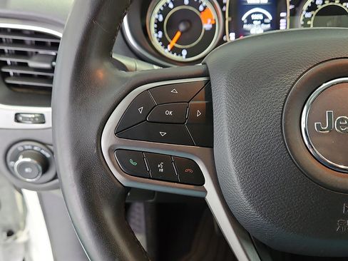 Used 2020 Jeep Cherokee Latitude Plus image 16