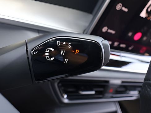 Certified 2025 Volkswagen Tiguan SE R-Line AWD/4WD image 27