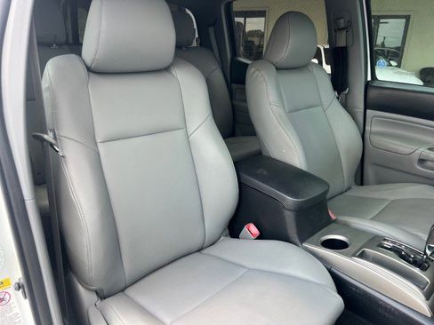 Used 2014 Toyota Tacoma Limited image 25