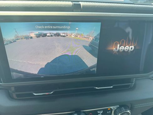 Used 2025 Jeep Wrangler Unlimited Sahara image 8