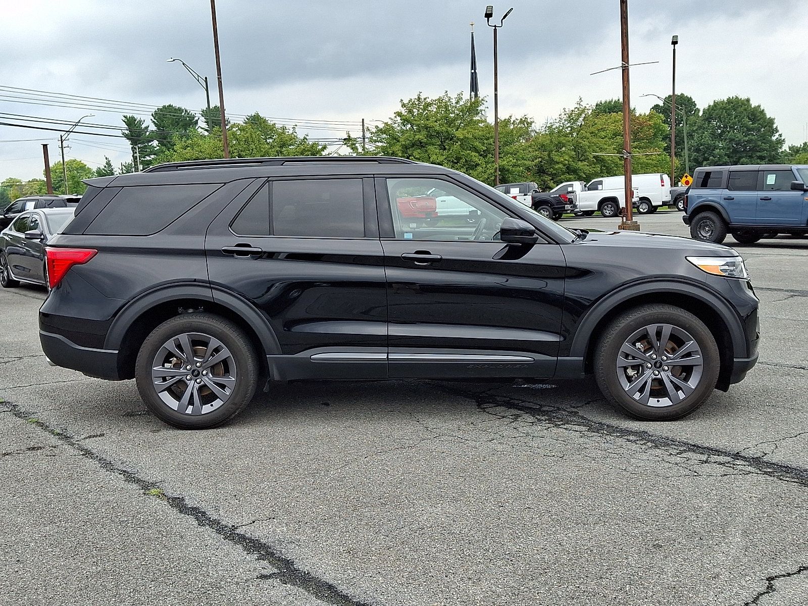 Used 2023 Ford Explorer XLT w/ Equipment Group 202A AWD/4WD image 7