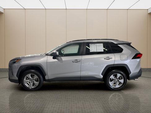 Used 2022 Toyota RAV4 XLE image 2