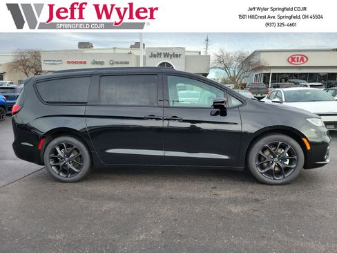New 2026 Chrysler Pacifica Select w/ S Appearance Package FWD image 3