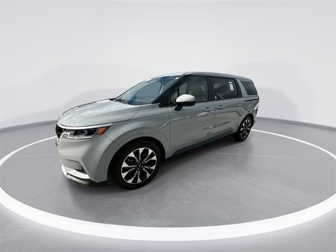 Used 2024 Kia Carnival EX image 4