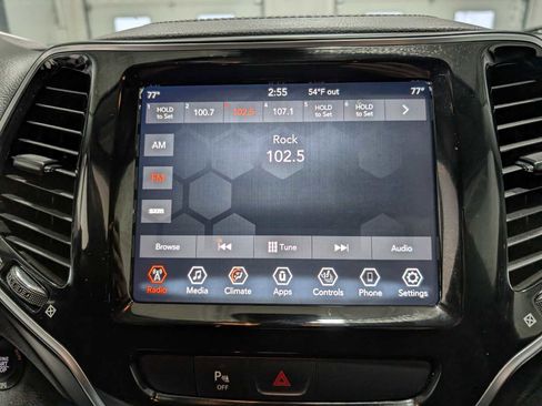 Used 2019 Jeep Cherokee Limited image 24