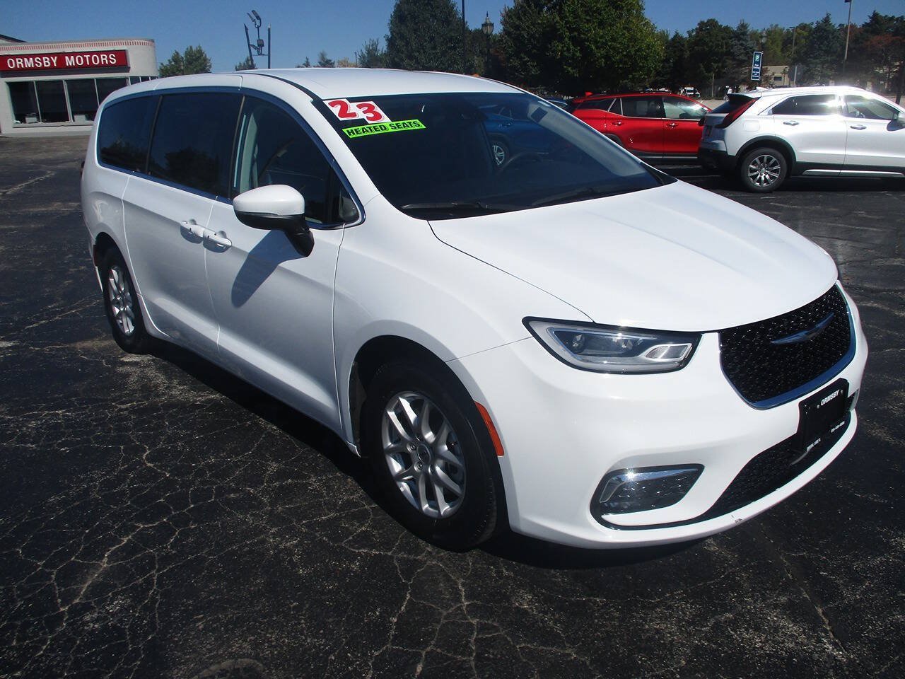 Used 2023 Chrysler Pacifica Touring-L FWD image 3