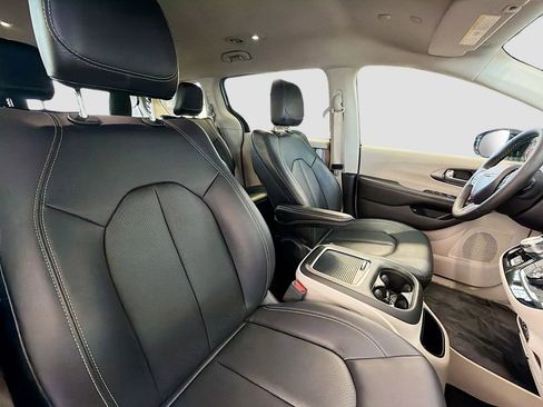 Used 2024 Chrysler Pacifica Limited FWD image 31