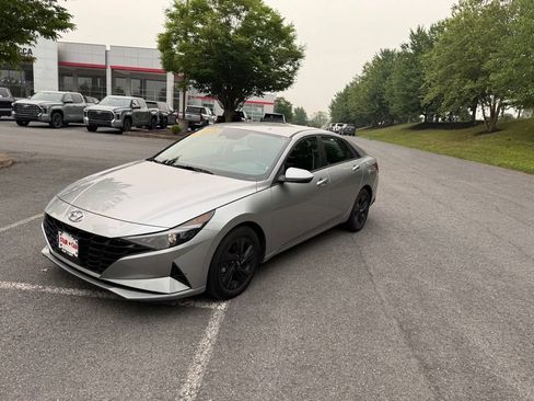 Used 2021 Hyundai Elantra SEL w/ Convenience Package FWD image 3