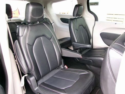 Used 2024 Chrysler Pacifica Touring-L image 18