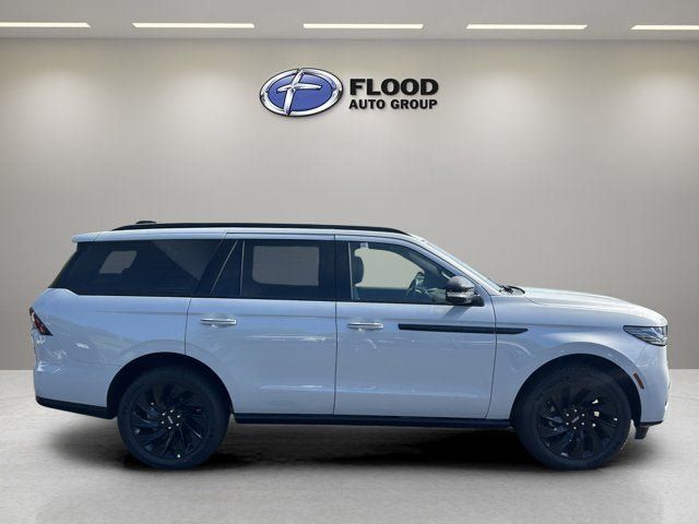 New 2026 Lincoln Navigator Reserve w/ Jet Appearance Package AWD/4WD image 4