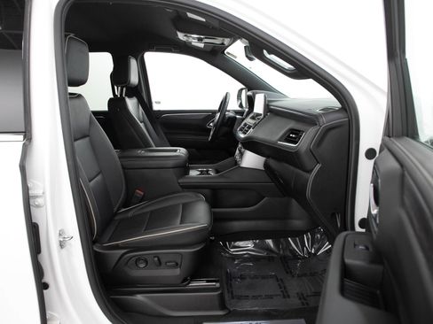 Used 2024 GMC Yukon SLT w/ SLT Luxury Package AWD/4WD image 11