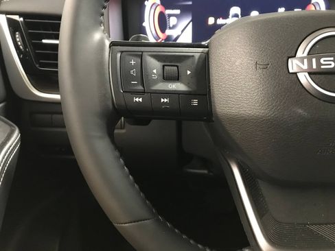 Used 2025 Nissan Rogue Platinum w/ Platinum Premium Package FWD image 18