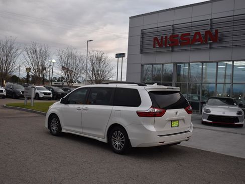 Used 2020 Toyota Sienna XLE image 4