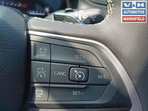 Used 2023 Jeep Grand Cherokee Altitude AWD/4WD image 15