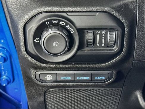 Used 2021 Jeep Wrangler Unlimited Sahara w/ Cold Weather Group AWD/4WD image 10