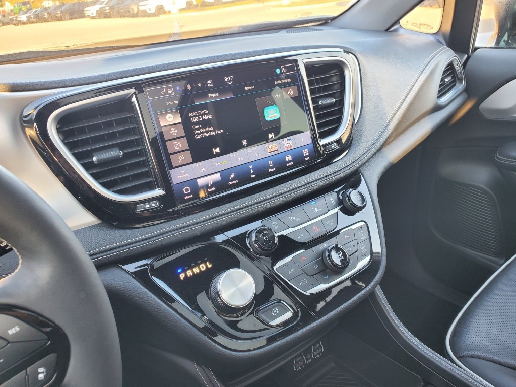 Used 2025 Chrysler Pacifica Limited FWD image 30