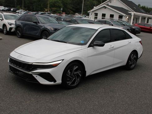 Used 2025 Hyundai Elantra SEL FWD image 4