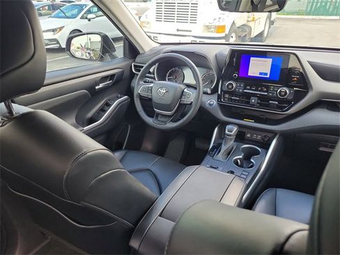 Used 2023 Toyota Highlander XLE image 11