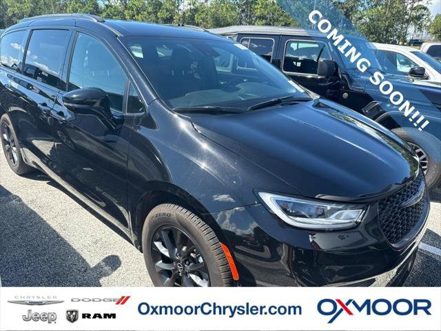 Certified 2025 Chrysler Pacifica Select w/ Fav Edition Package AWD/4WD image 1