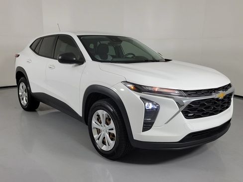 Used 2024 Chevrolet Trax LS FWD image 1