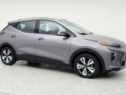 Used 2022 Chevrolet Bolt EUV LT w/ Convenience Package image 3