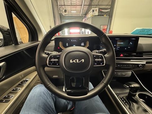 Used 2025 Kia Carnival image 25