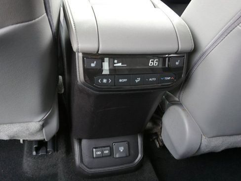 Used 2023 Toyota Highlander Platinum image 32
