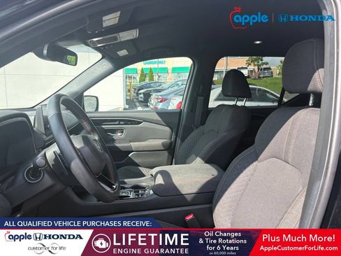 Used 2025 Honda Pilot Sport image 6