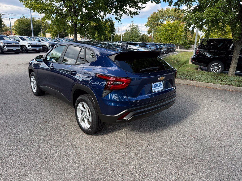 Used 2024 Chevrolet Trax LS w/ LS Convenience Package FWD image 3