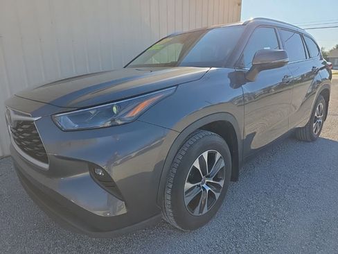 Used 2022 Toyota Highlander XLE image 11