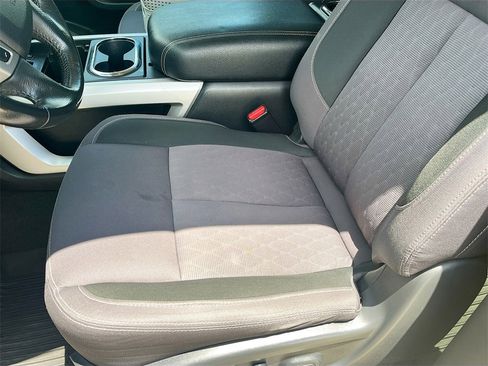 Used 2022 Nissan Titan SV w/ SV Convenience Package image 19