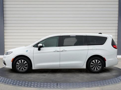 Used 2023 Chrysler Pacifica Touring-L FWD image 4