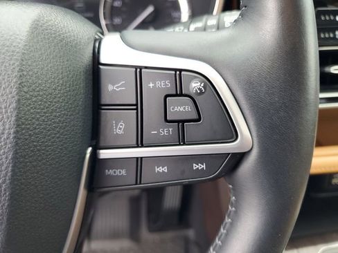 Used 2022 Toyota Highlander Platinum AWD/4WD image 32
