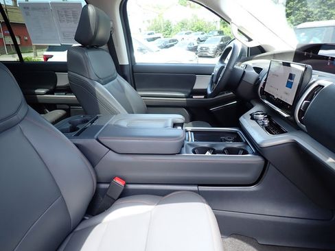 Used 2025 Ford Expedition Active AWD/4WD image 10